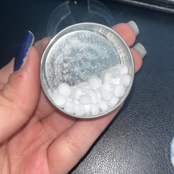 Ambalajlı Şekerin İçinden Çıkan Tüyler