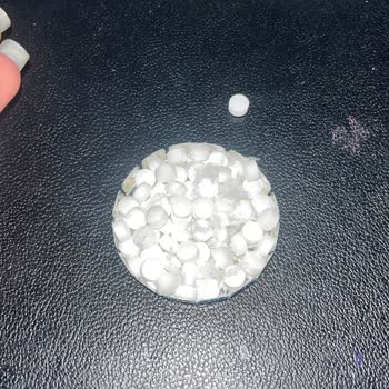 Ambalajlı Şekerin İçinden Çıkan Tüyler