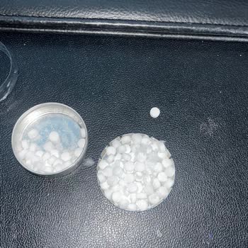 Ambalajlı Şekerin İçinden Çıkan Tüyler