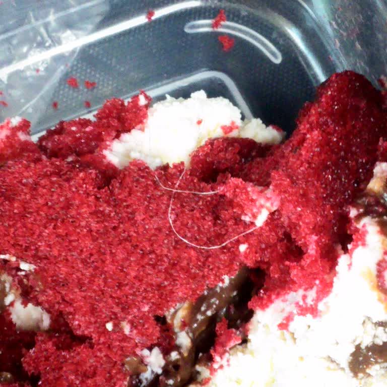 Osmanbey Pasta & Cafe Pastada Kıl Gördük