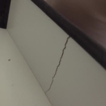 Aksu Çarşı Kırık Koltuklar Ve İlgisiz Hizmet