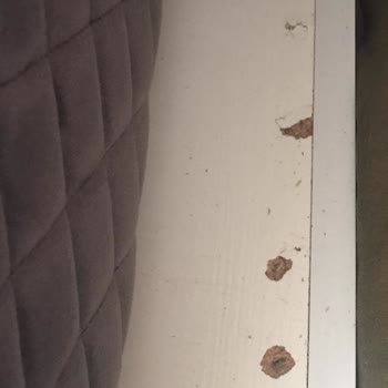 Aksu Çarşı Kırık Koltuklar Ve İlgisiz Hizmet