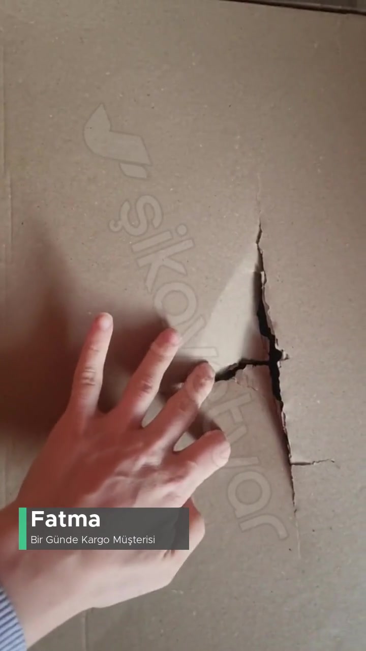 Bir Günde Kargo Ürün Kutusuna Zarar Verip, İçini Kurcalıyor videonun kapak resmi