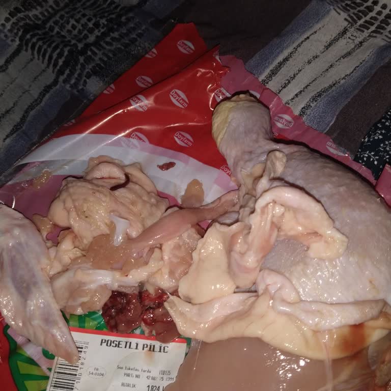 Morarmış Tavuk Ve Temizlenmemiş Bağırsaklar