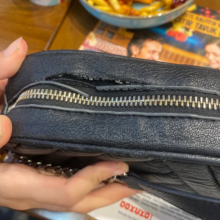 Armani Exchange, bolso descascarado y costuras defectuosas