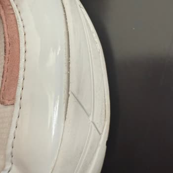 Desgaste prematuro de zapatillas Armani Exchange, solicito reembolso