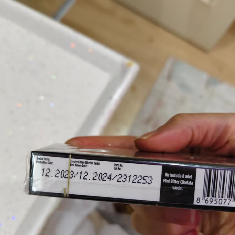 Son Kullanma Tarihi Geçmiş Çikolatalar Çocuklara Dağıtılıyor