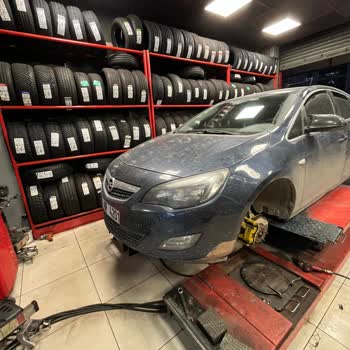 İBB Yolundaki Tehlikeli Çukur: Maddi Hasar Ve Güvenlik Riski