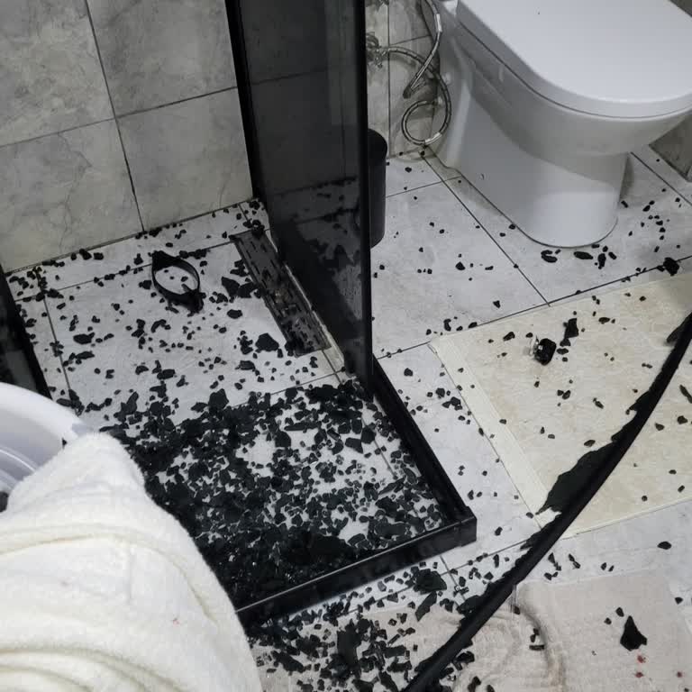 Kendi Kendine Patlayan Duş Kabini