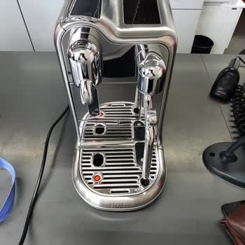 Nespresso Pro J620 con daños tras servicio en Media Markt
