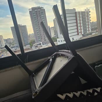 Sandalyenin Ayağı Kırıldı, Servis Hala Parça Getirmedi