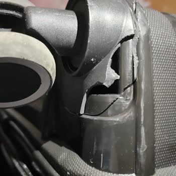 Kırılmaz Denilen Valiz İlk Kullanımda Kırıldı