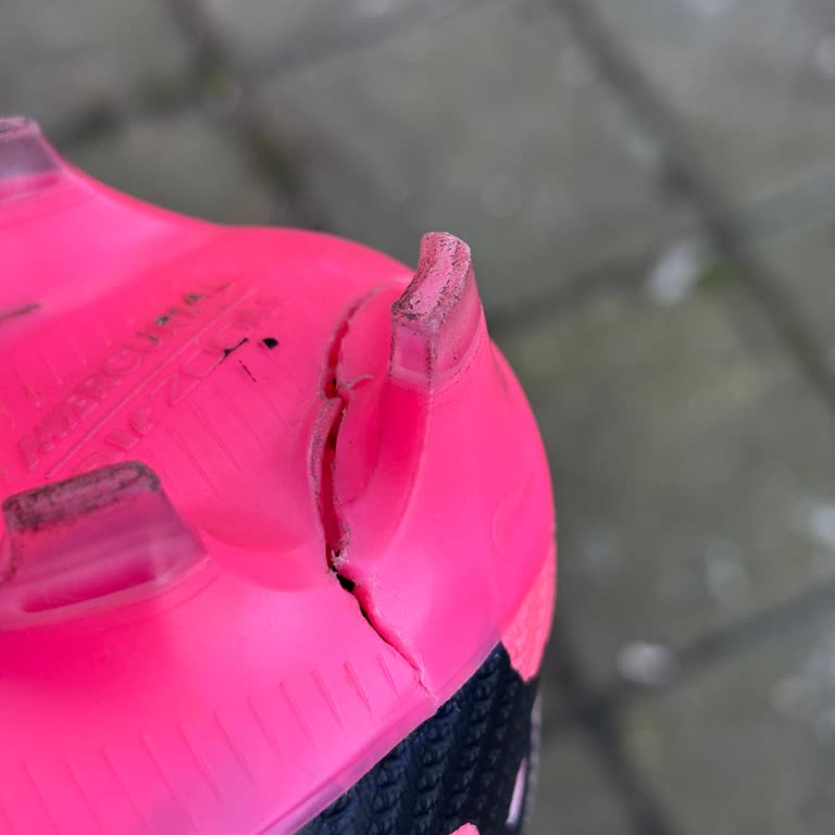 Nike Outlet'ten Aldığım Krampon 2 Haftada Kullanılamaz Hale Geldi!