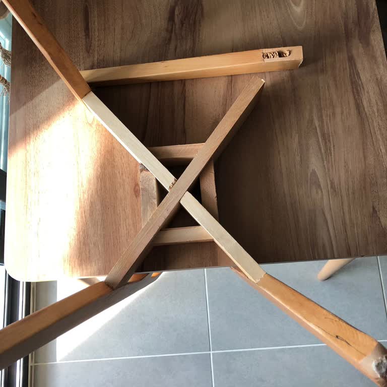 Yanlış Ve Kırık Sandalyelerle Bitmeyen Bekleyiş