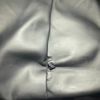 LCW Montun Derisi Soyuluyor Ve Düğmesi Kopuyor