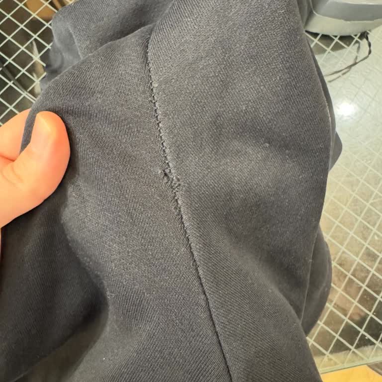 Nike Eşofmanında Kalitesiz Dikiş Sorunu