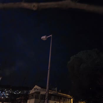 Karanlık Sokakta Tehlikeli Yürüyüş: Yanmayan Lamba Sorunu