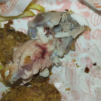 Pişmemiş Tavuk Ve Sürekli Aksayan Hizmet