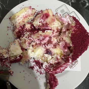 Şelale Restaurant Bozuk Pasta Ve Küflü Meyvelerle Hayal Kırıklığı