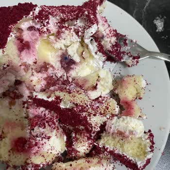 Şelale Restaurant Bozuk Pasta Ve Küflü Meyvelerle Hayal Kırıklığı