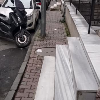 Yaya Kaldırımının İşgali: Güvenlik Ve Erişilebilirlik Sorunu