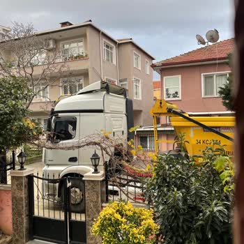 Dar Sokakta Hafriyat Kamyonlarının Tehlikeli Geçişi Ve Kirlilik Sorunu