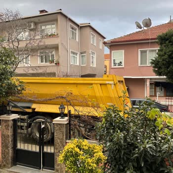 Dar Sokakta Hafriyat Kamyonlarının Tehlikeli Geçişi Ve Kirlilik Sorunu