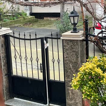 Dar Sokakta Hafriyat Kamyonlarının Tehlikeli Geçişi Ve Kirlilik Sorunu