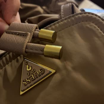 Guess Çantanın Metal Kısımları Aşındı Ve Kullanılamaz Durumda