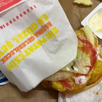 Burger King'den Böcekli Ve Bayat Ürün Skandalı!