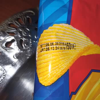 Ruffles Gece Yarısı Cips Keyfi Böcekle Kabusa Döndü