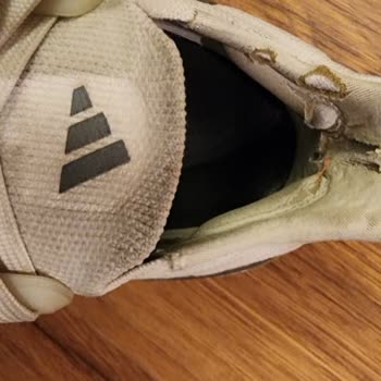 Adidas Ultraboost Ayakkabıda Kalitesiz Malzeme Sorunu