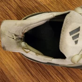 Adidas Ultraboost Ayakkabıda Kalitesiz Malzeme Sorunu