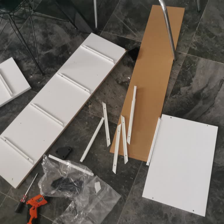 Kurulum Şeması Olmayan Oyuncak Dolabı Ve Kalitesiz Parçalar