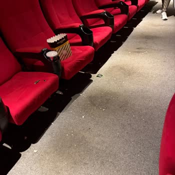 Sinema Salonunda Temizlik Ve Hizmet Eksikliği Şikayeti