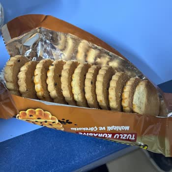 Hijyen Sorunu: Isırılmış Ve Lekeli Kurabiyeler