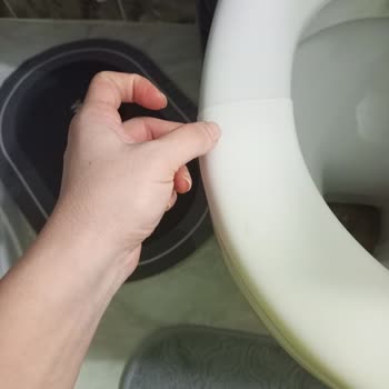 Ece Klozet Kapağı Kendiliğinden Çatladı