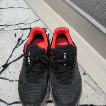 Adidas Ayakkabının Su Geçirme Sorunu Ve Çözüm Eksikliği