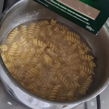Pastavilla Makarnada Böcek Şoku: Sağlık Tehlikesi!