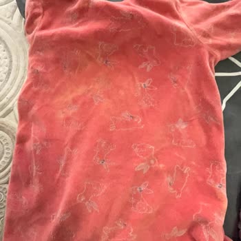 Bebek Kıyafetlerinde Hayal Kırıklığı: Renkli Giysiler Çöpe Gitti