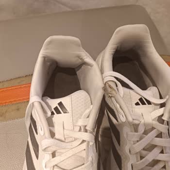 Problemas con zapatillas Adidas, desgarro en la malla y rechazo de garantía