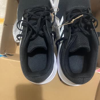 Problema con pedido Adidas, devolución fallida y productos defectuosos