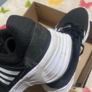 Problema con pedido Adidas, devolución fallida y productos defectuosos