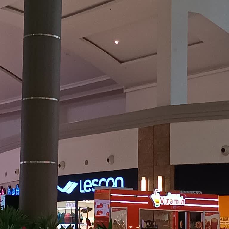 Vitamin Park'ta Asık Suratlı Personel