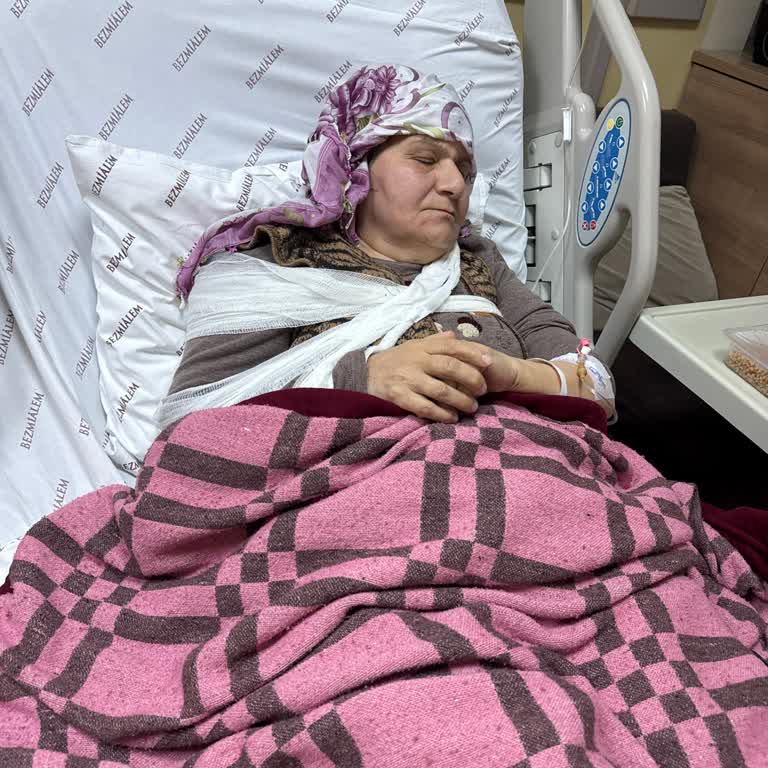 Acil Serviste Bekleyen Annemin Ameliyatı Sürekli Erteleniyor