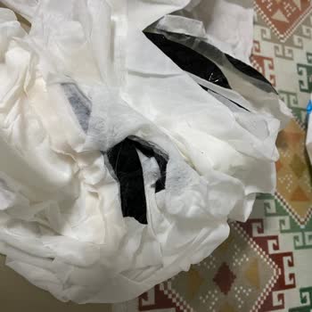 Islak Mendil Paketinden Çıkan Bantlar Şaşkınlık Yarattı