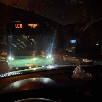 Trafikte Tehlikeli Anlar: Saygısız Otobüs Şoförü