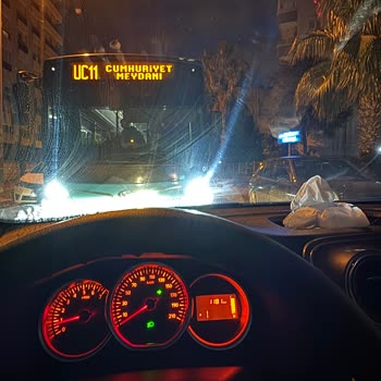 Trafikte Tehlikeli Anlar: Saygısız Otobüs Şoförü