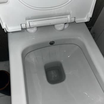 Vitra Klozette Çıkmayan Siyah Lekeler