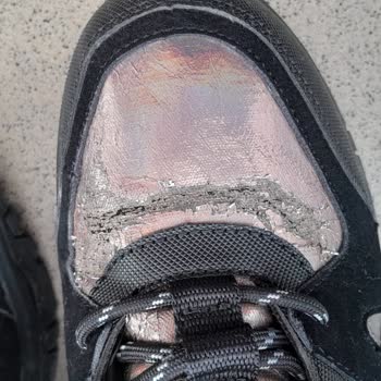Skechers Ayakkabıda Beklenmedik Deformasyon